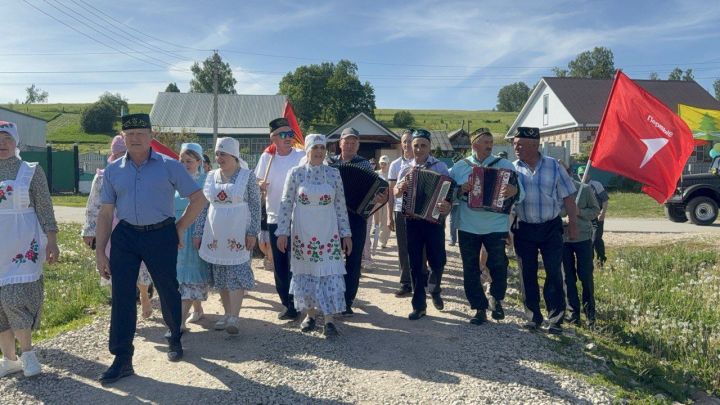 Алан Елга авылында бирнә җыючыларны бизәлгән автомобильләр озата барды