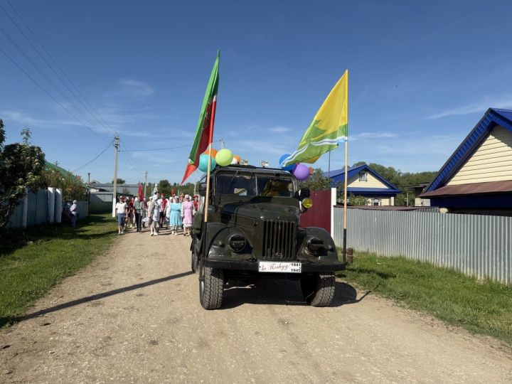 Алан Елга авылында бирнә җыючыларны бизәлгән автомобильләр озата барды