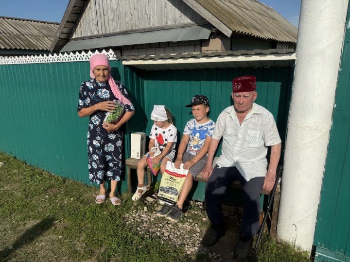 Алан Елга авылында бирнә җыючыларны бизәлгән автомобильләр озата барды