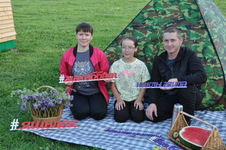 “Яшьлек” белән яшьләр янәшә