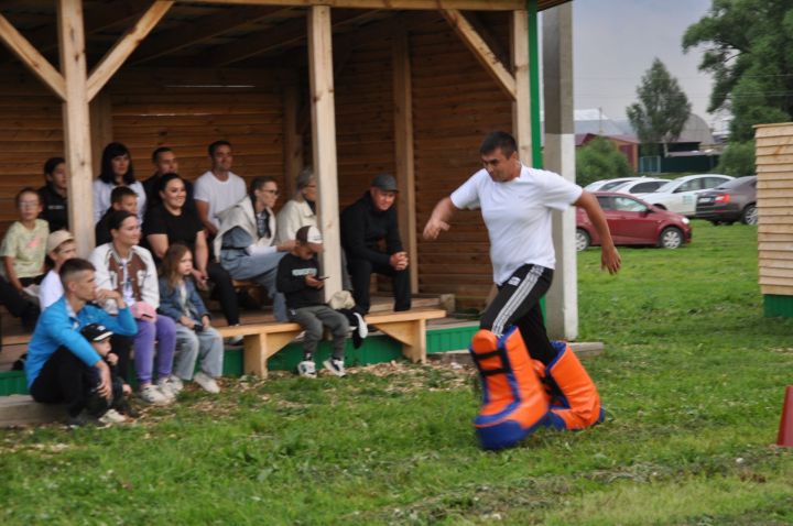 “Яшьлек” белән яшьләр янәшә