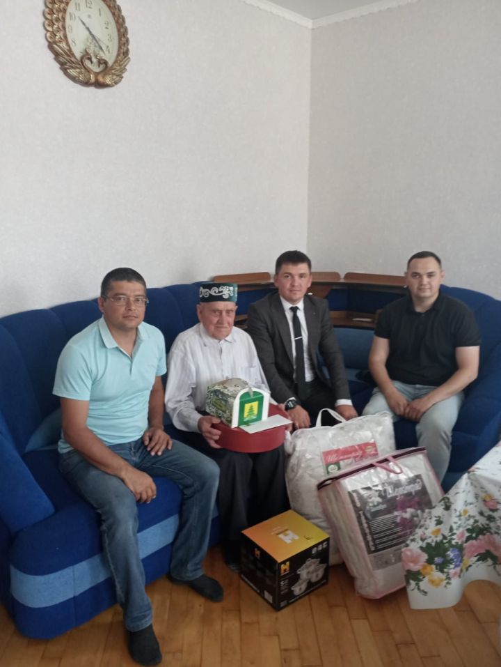 Явлаштау авылында яшәүче Зиннур Ярмиевны 90 яшьлек юбилее белән котладылар