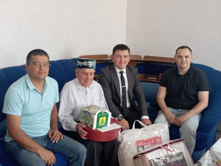 Явлаштау авылында яшәүче Зиннур Ярмиевны 90 яшьлек юбилее белән котладылар