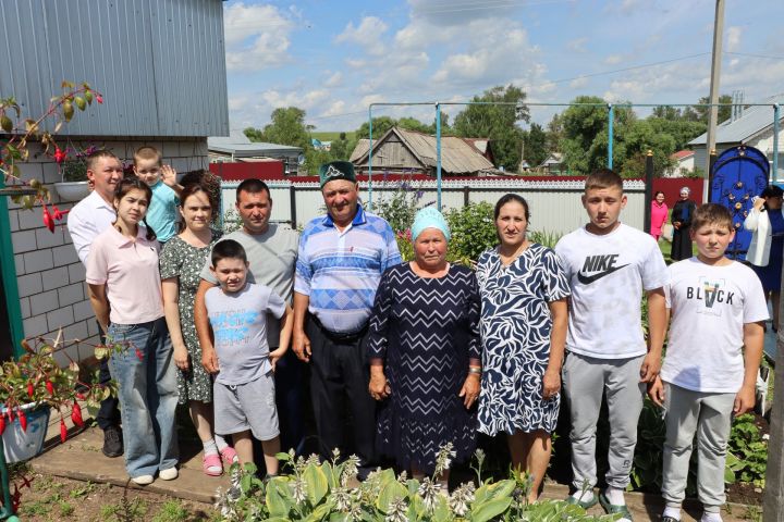 «Баксаң, насыйп  ярым  күршедә генә  булган икән»