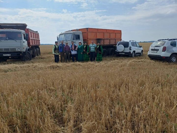 «Дуслык» агитбригадасы  «Нырты» күмәк хуҗалыгы басуларында эшләүче кыр батырлары алдында чыгыш ясадылар
