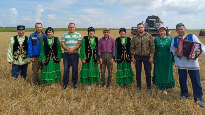 «Дуслык» агитбригадасы  «Нырты» күмәк хуҗалыгы басуларында эшләүче кыр батырлары алдында чыгыш ясадылар