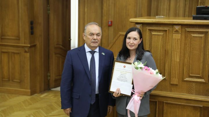 Татарстан Дәүләт Советында иң яхшы муниципаль хезмәткәрләрне бүләкләделәр