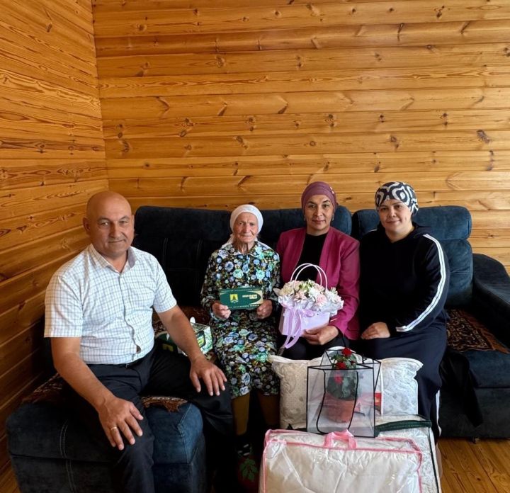 Юлбат авылында яшәүче Мәгьсумә  Багавиеваны   90 яшьлек юбилее белән котладылар