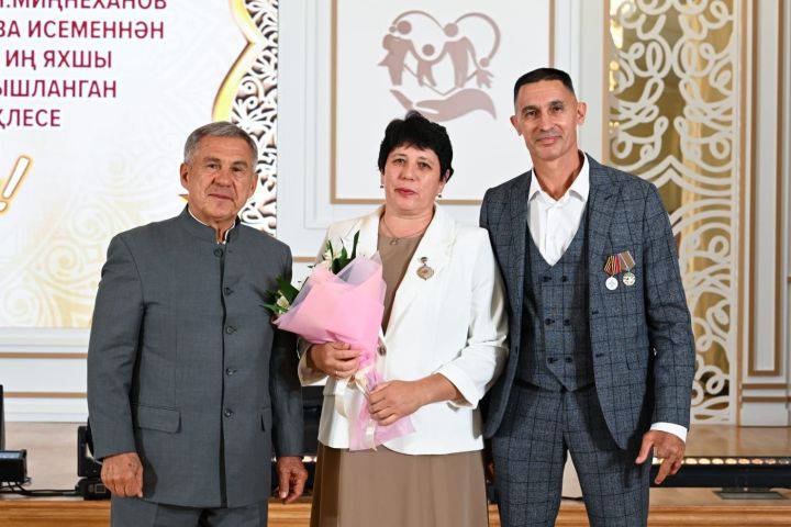 Республиканың иң яхшы гаиләләрен хөрмәтләүгә багышланган тантаналы кабул итүдә Сабадан Рәфыйковлар гаиләсе катнашты