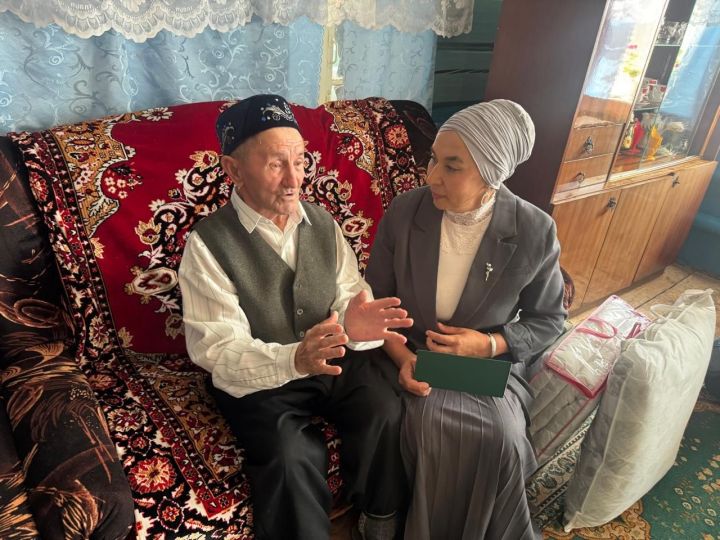 Аккүл Бигәнәй авылында яшәүче Шәкүр ага Нигъмәтҗановны 90 яшьлек юбилее белән котладылар