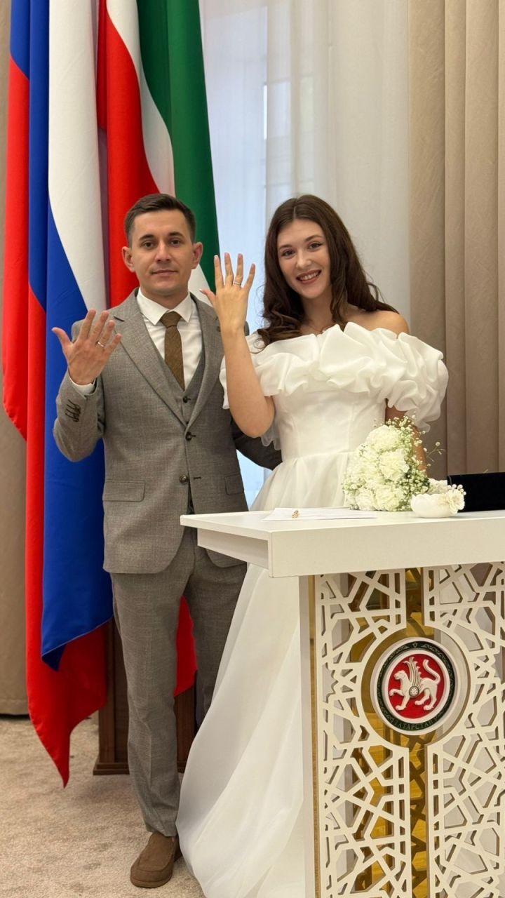 Сабадан Адель Нәҗмиев һәм Лиана Солтанова никахларын  республика көнендә Казанда теркәде