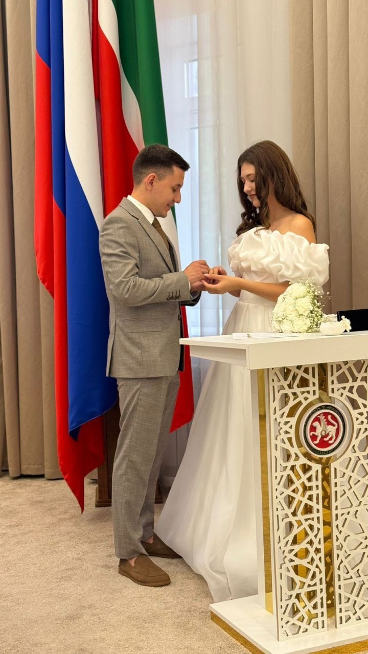 Сабадан Адель Нәҗмиев һәм Лиана Солтанова никахларын  республика көнендә Казанда теркәде