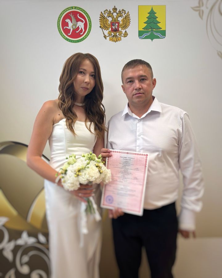 Яшьләр ЗАГСтан соң һәйкәлгә чәчәкләр салдылар