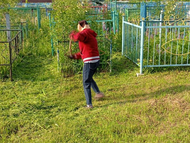 Иштуганда зиратта өмә узды