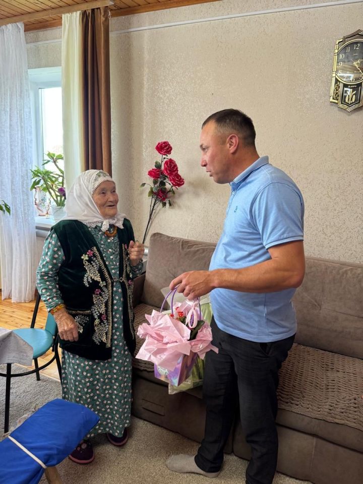 Тимершык авылында яшәүче Мәсрүрә Нигъмәтҗанованы 90 яшьлек юбилее белән котладылар