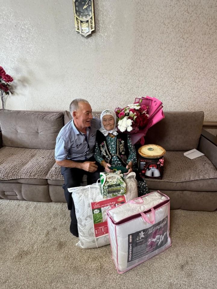 Тимершык авылында яшәүче Мәсрүрә Нигъмәтҗанованы 90 яшьлек юбилее белән котладылар
