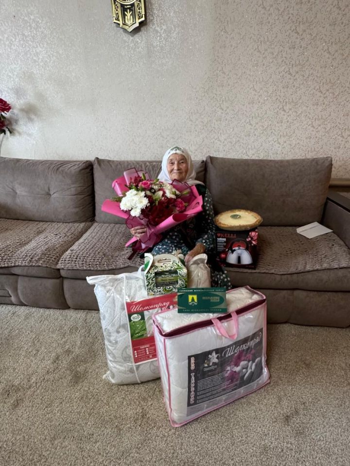 Тимершык авылында яшәүче Мәсрүрә Нигъмәтҗанованы 90 яшьлек юбилее белән котладылар