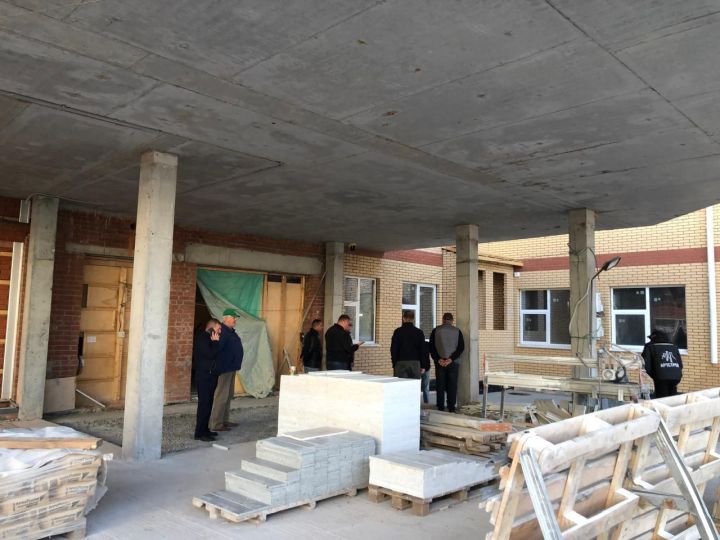 Район үзәк хастаханәсе каршында заманча кан тамырлары үзәге төзелеп килә
