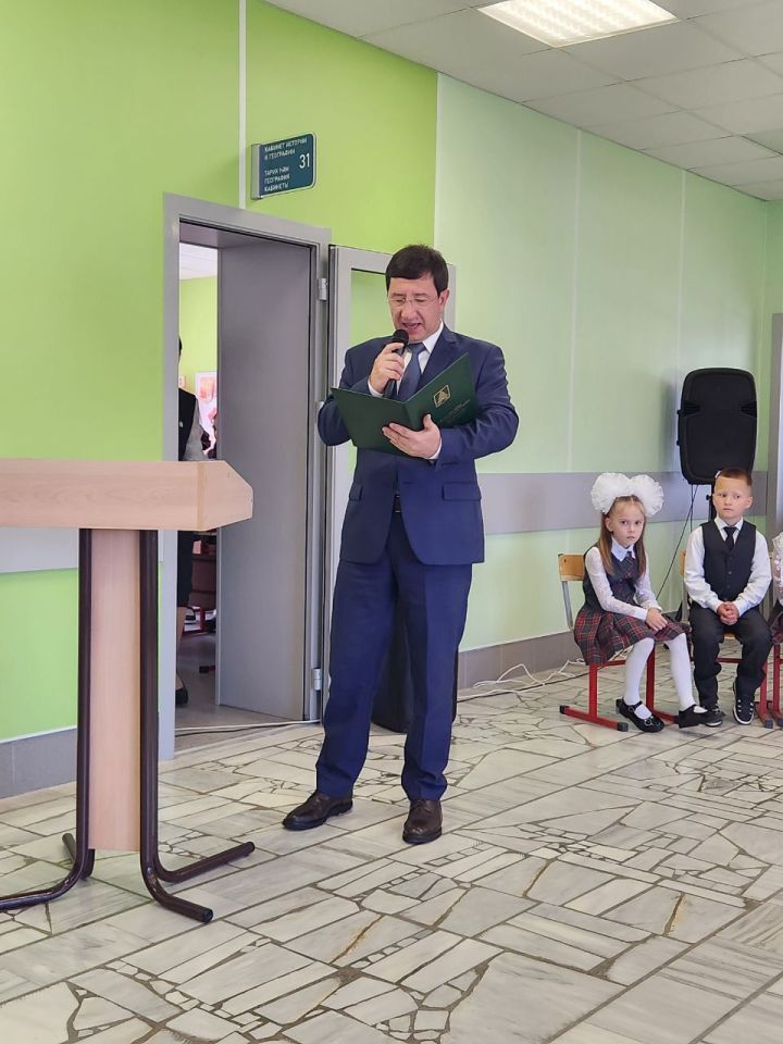 Сатыш урта мәктәбе укучыларны яңартылган, капиталь ремонтланган бина белән каршы алды