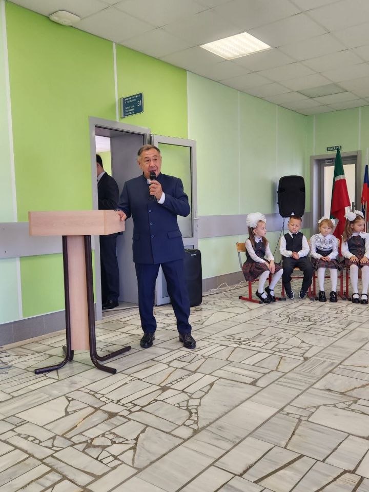 Сатыш урта мәктәбе укучыларны яңартылган, капиталь ремонтланган бина белән каршы алды