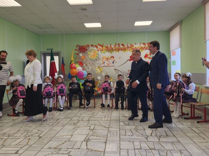 Сатыш урта мәктәбе укучыларны яңартылган, капиталь ремонтланган бина белән каршы алды