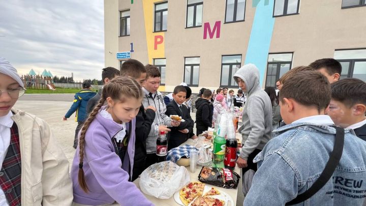 Бүген Саба урта мәктәбендә «Йөрәктән-йөрәккә» дип исемләнгән хәйрия ярминкәсе үтте