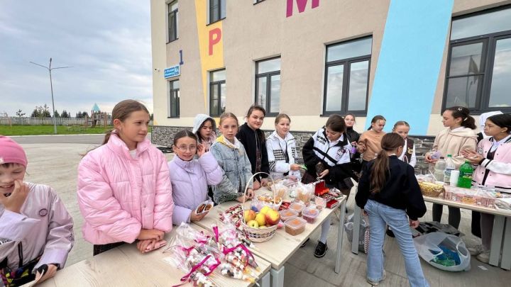 Бүген Саба урта мәктәбендә «Йөрәктән-йөрәккә» дип исемләнгән хәйрия ярминкәсе үтте