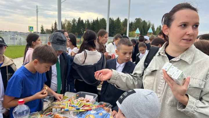Бүген Саба урта мәктәбендә «Йөрәктән-йөрәккә» дип исемләнгән хәйрия ярминкәсе үтте