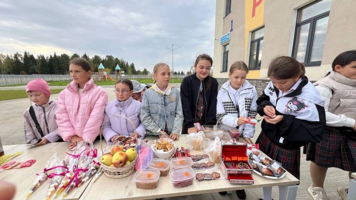 Бүген Саба урта мәктәбендә «Йөрәктән-йөрәккә» дип исемләнгән хәйрия ярминкәсе үтте