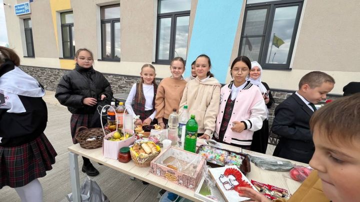 Бүген Саба урта мәктәбендә «Йөрәктән-йөрәккә» дип исемләнгән хәйрия ярминкәсе үтте
