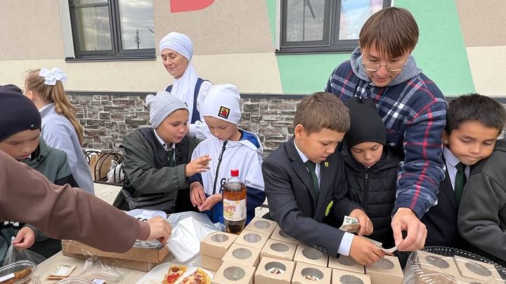 Бүген Саба урта мәктәбендә «Йөрәктән-йөрәккә» дип исемләнгән хәйрия ярминкәсе үтте