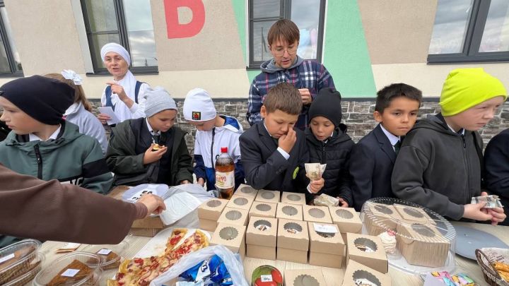 Бүген Саба урта мәктәбендә «Йөрәктән-йөрәккә» дип исемләнгән хәйрия ярминкәсе үтте
