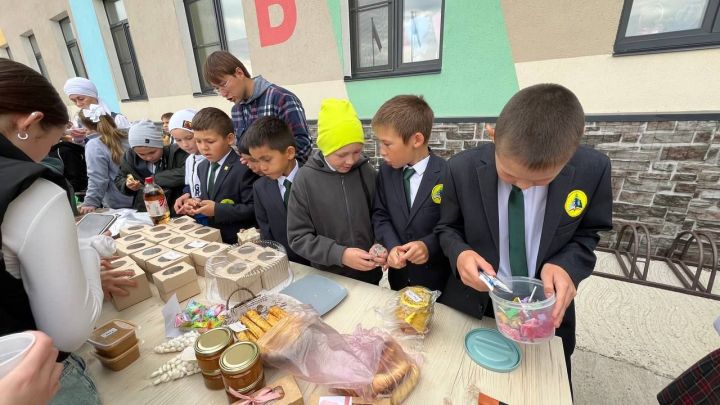Бүген Саба урта мәктәбендә «Йөрәктән-йөрәккә» дип исемләнгән хәйрия ярминкәсе үтте