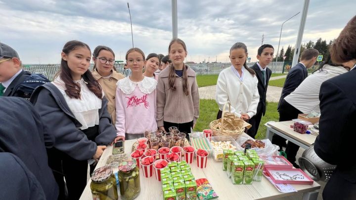 Бүген Саба урта мәктәбендә «Йөрәктән-йөрәккә» дип исемләнгән хәйрия ярминкәсе үтте