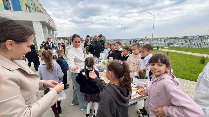 Бүген Саба урта мәктәбендә «Йөрәктән-йөрәккә» дип исемләнгән хәйрия ярминкәсе үтте