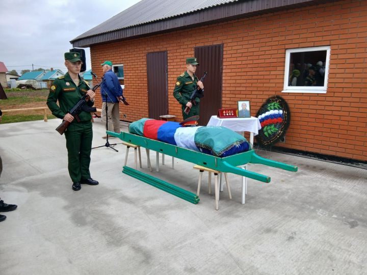 Бүген  райондашыбыз, махсус хәрби операциядә һәлак булган  Линар  Моталлаповны  соңгы юлга озаттылар