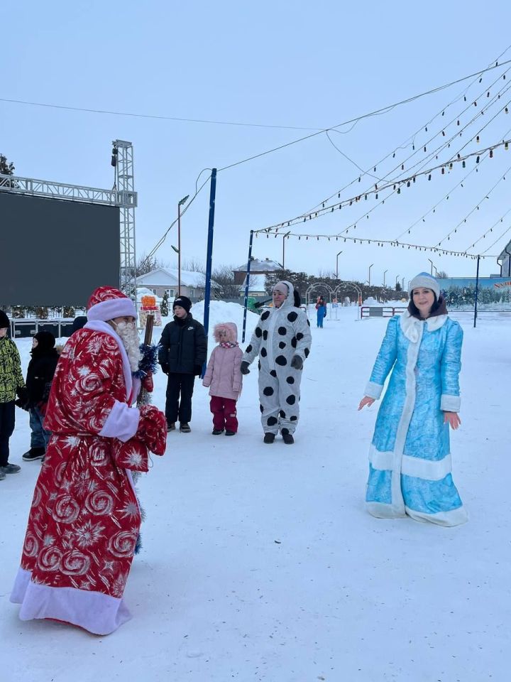 Үзәк мәйданда Мамалай һәм Бигәнәй авыллары мәдәният хезмәткәрләре  балалар өчен күңелле ял тамашасы  һәм кызыклы уеннар бүләк иттеләр
