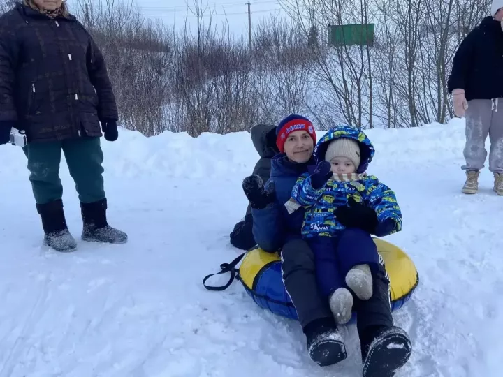 Балалар әти-әниләре белән  чана шуа...