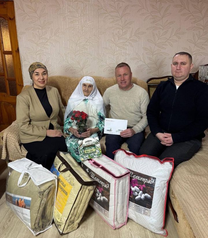Казанчы Бигәнәй авылында яшәүче Рәйсә Галәвиеваны 95 яшьлек олы юбилее белән котладылар