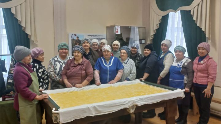 Түбән Утар авылы волонтерлары махсус хәрби операциядәге ир-егетләребез өчен токмач кисте
