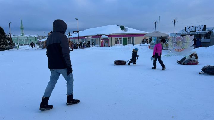 Бүген Сабаның Үзәк Чыршысы янында балалар өчен уеннарны Тимершык авыл җирлегенә кергән мәдәният йорты хезмәткәрләре оештырды (+видео)