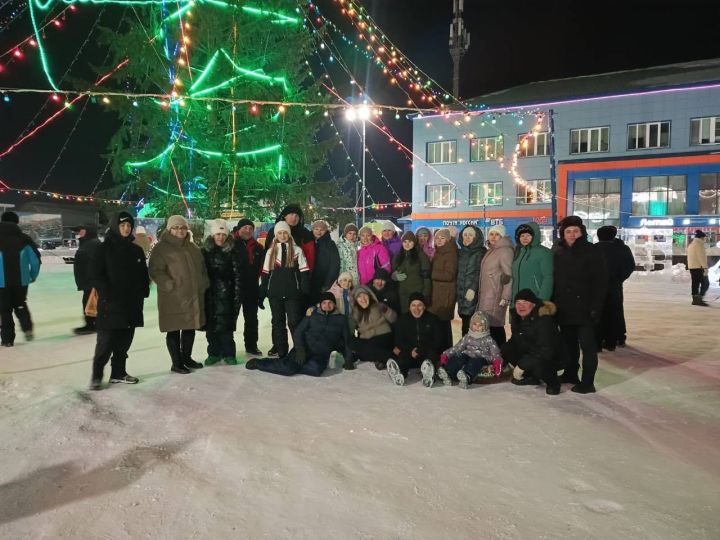 Кичә Сабаның Үзәк чыршысы янында почта элемтәсе һәм район электр элемтәсе узелы хезмәткәрләре бәйрәм оештырды