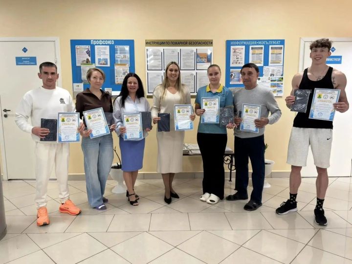 Бүген «Саба» йөзү бассейнында тренерларны һөнәри бәйрәмнәре белән котладылар