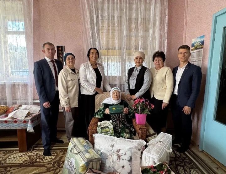 Түбән Шытсуда  яшәүче Расиха Ризванованы 90 яшьлек юбилее  белән котладылар