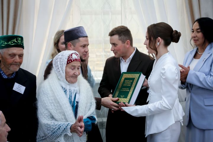 Чәчләр чаларган,  әмма мәхәббәт сүнмәгән....