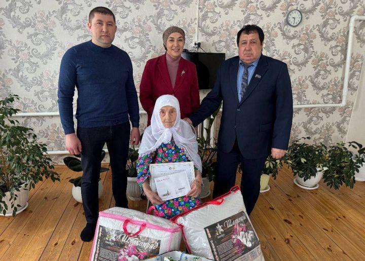 Алан -Елга авылында яшәүче Асия Гайнанованы 95 яшьлек олы юбилее белән тәбрикләделәр