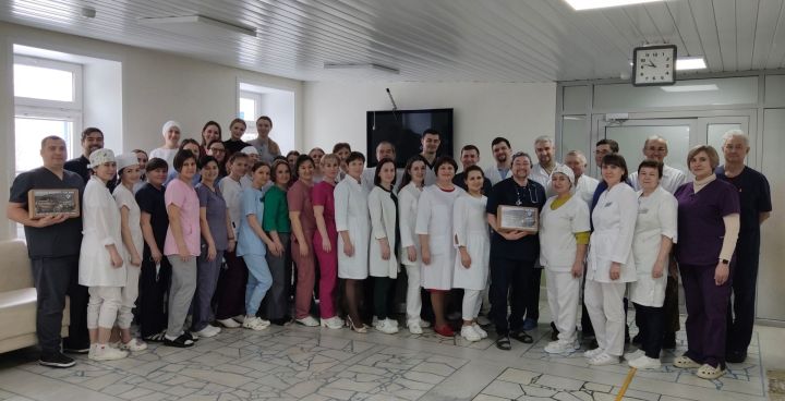 Медицина өлкәсендә хезмәт куючы ир-егетләрне Ватанны саклаучылар көне белән котладылар (+видео)