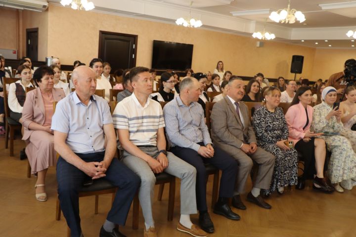 Иҗатка канат куючы бәйге