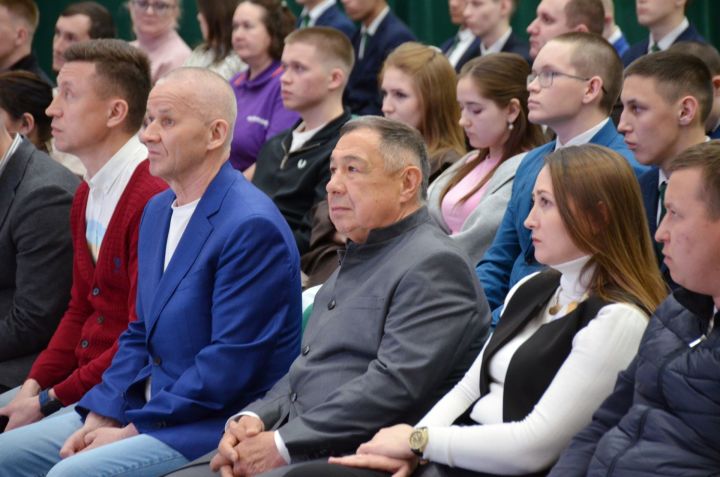 Яшьләр белән ачыктан-ачык сөйләшү: идеяләр туплау һәм киләчәккә караш