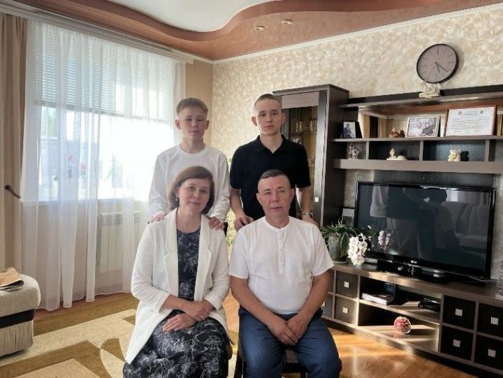 Милләтләре төрле, бәхетләре уртак